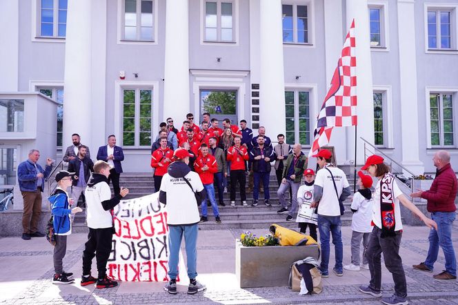 Siatkarze KPS-u z medalami na szyi, dziękowali kibicom za udany sezon