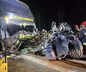 Toyota wbiła się w autobus. Młody kierowca nie żyje