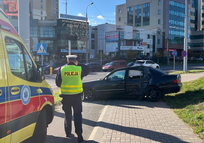 Wypadek na rondzie w Lublinie. 23-latek wylądował na słupie