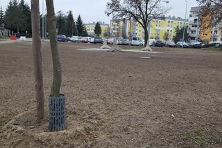 To nie przypadek. Krzyż i zapory przeciwczołgowe na skwerze przy WKU w Lesznie