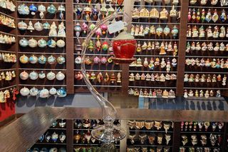 Ręcznie robione bombki z fabryki Koronex na zdjęciach