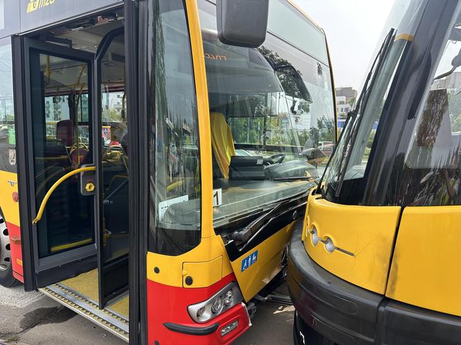 Czołowe zderzenie autobusu miejskiego z tramwajem. Kierowca zasłabł za kierownicą