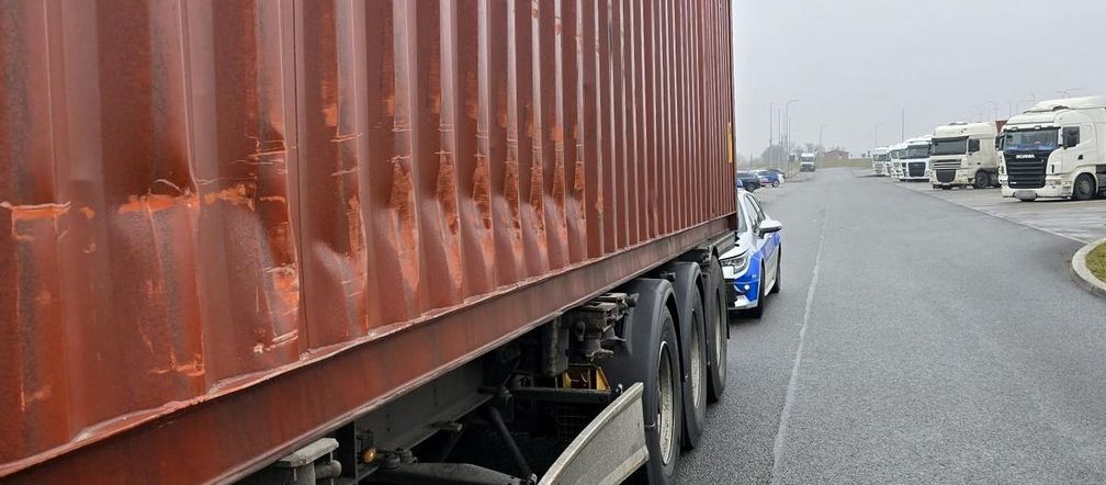 Bezmyślność nie zna granic - komentują policjanci. Kierowca ciężarówki uderzył w drugą i.... pojechał dalej S5 