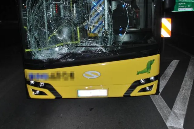 Autobus wjechał w budynek mieszkalny