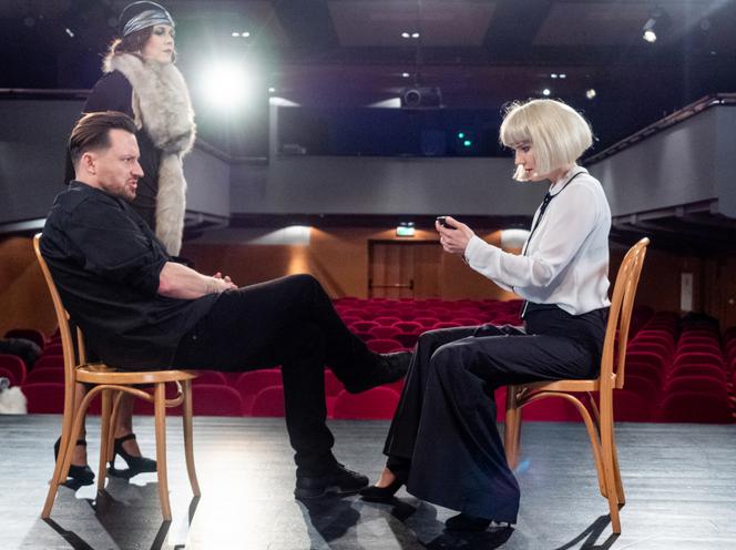 Na Wspólnej odc. 3267. Marta (Joanna Jabłczyńska), Celina Jantar (Joanna Sydor), reżyser Halicki (Adam Szczyszczaj)	
