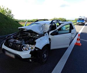 Opel rozbił się wyprzedzając ciężarówkę na autostradzie w Tarnowie. Ruch stanął w miejscu. Nie zauważył tego kierowca dacii