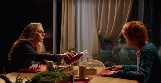 M jak miłość. Sylwia (Hanna Turnau), gosposia Ola (Ewa Kolasińska) 