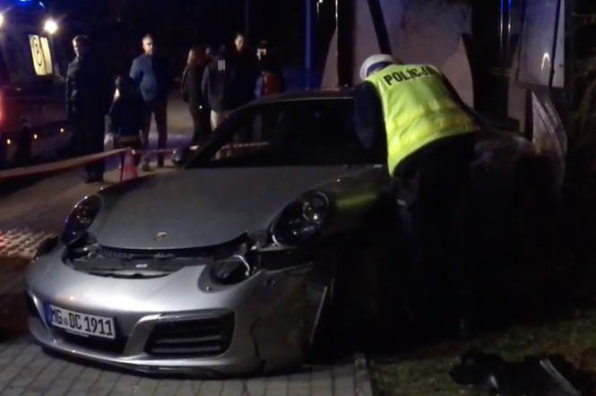 Porsche 911 wjechało w przystanek w Gdańsku. Jest WIDEO z wypadku!