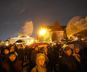 Światełko dla Pawła Adamowicza. Tłumy na wiecu w Gdańsku 