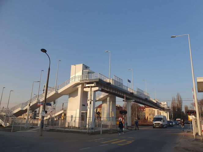  Takiego absurdu w Warszawie już dawno nie było. Mieszkańcy Pragi załamani po budowie kładki nad torami