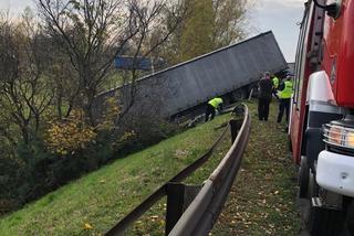 TIR spadł ze skarpy na trasie S1. Droga jest całkowicie zablokowana. Utrudnienia potrwają kilka godzin