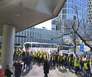 Protest hutników pod Węglokoksem w Katowicach. Co innego nam mówią, a co innego robią