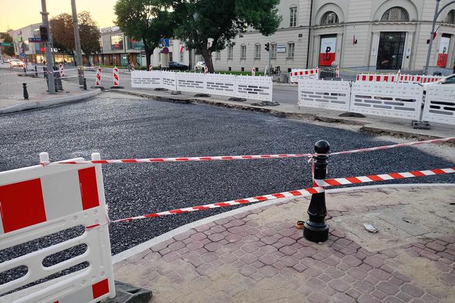 Na ul. Armii Krajowej powstaje już nowa nawierzchnia. Jej skrzyżowanie z ulicami Wojskową i Piłsudskiego zostanie zamknięte na kilka dni.