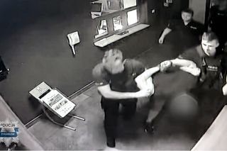 Bezczelny wandal w Żyrardowie. Rozbił auto przed komendą policji