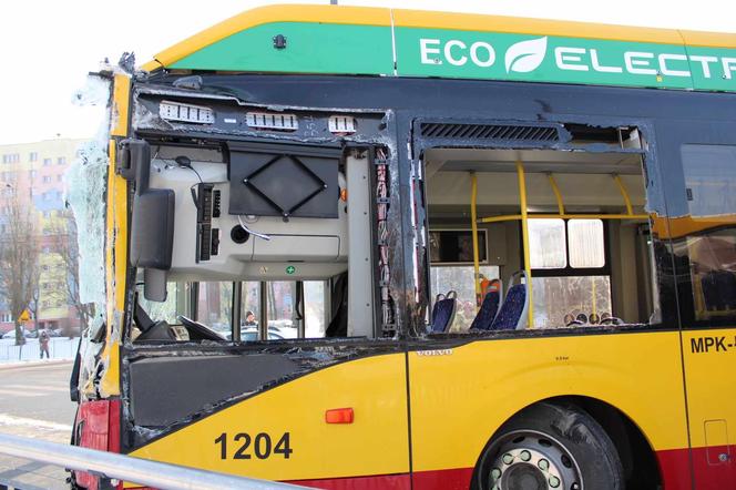 Zderzenie dwóch autobusów na Retkini. Dwie osoby zostały ranne [ZDJĘCIA]