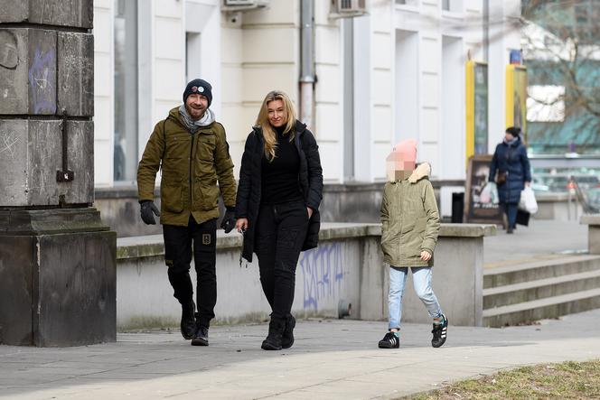 Martyna Wojciechowska z córeczką i z Przemkiem Kossakowski na spacerze