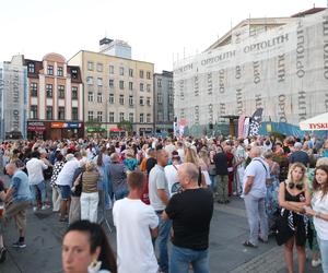 Potańcówka przed teatrem w Katowicach