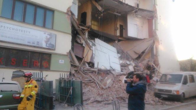 Na skrzyżowaniu Tuwima i Sienkiewicza zawaliła się sciana budynku mieszkalnego