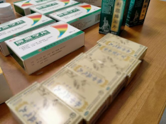 Szarlatan z Pruszkowa żerował na chorych i zdesperowanych. "Leczył" na wszystko, a leki robił w słoiku!