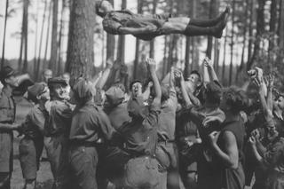 Harcerze podrzucają kolegę świętującego imieniny, Augustów, 1934 r.