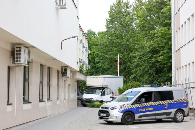 Dostawczy pojazd wbił się w budynek warszawskiego sądu 28.05.2025