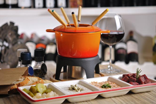 Zestaw do fondue – z czego się składa i jak wybrać najlepszy? Szwajcarski przysmak w twoim domu