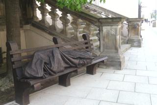Bezdomny Jezus w Warszawie - to jedna z ponad stu takich rzeźb na całym Świecie [GALERIA]