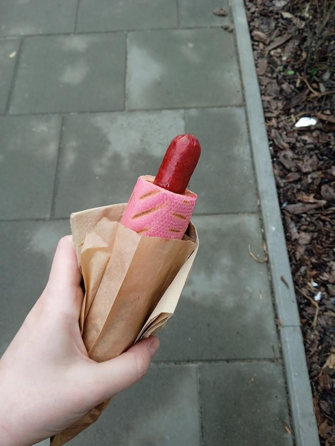 Różowy hot-dog w Żabce na Walentynki