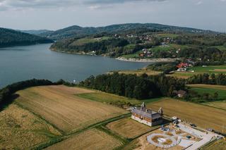 Centrum sportowe z piaszczystą plażą nad jeziorem. To będzie nowa atrakcja w Małopolsce! [GALERIA]