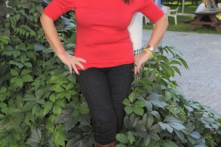 Agnieszka Fitkau-Perepeczko robi prawie erotyczny masaż na boczku. Nie możemy uwierzyć, że ona ma 82 lata?! 