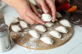 Ciasto na pierogi Magdy Gessler. Miękkie i elastyczne ciasto pierogowe z 3 składników