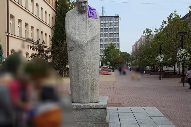 Leon Schiller w peleryni i z rogiem