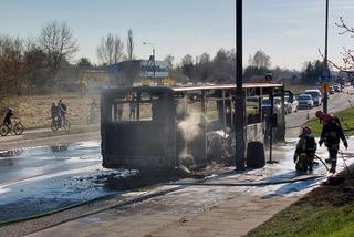 Łódź. Ogromny pożar autobusu miejskiego! Przerażeni ludzie uciekali w popłochu [ZDJĘCIA]