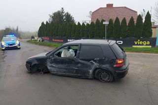 Rozwalił autem ogrodzenie i budynek. Młody kierowca jechał za szybko [ZDJĘCIA]