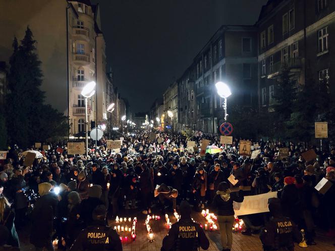 Na ulicach Katowic pojawiły się tłumy. Protestujący szli pod hasłem: "Ani jednej więcej" [ZDJĘCIA]