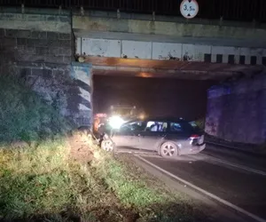 Auto uderzyło w wiadukt w Wojnowie  AKTUALIZACJA