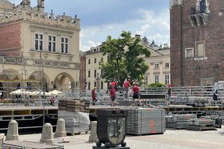 Kontrowersyjna budowa na Rynku Głównym w Krakowie. Mieszkańcy podzieleni