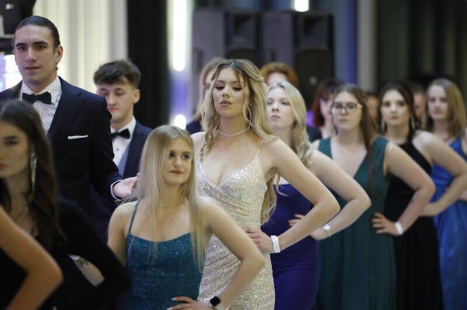 Studniówka na 34. piętrze. Bal maturalny IV LO w Gdańsku [ZDJĘCIA]