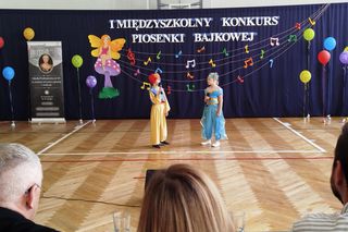 Uczniowie z klas I-III zaprezentowali w SP nr 10 w Siedlcach piosenki z różnych bajek