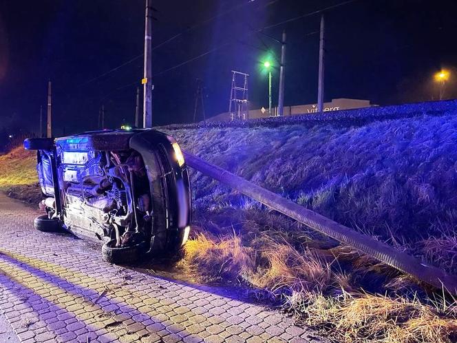 Tajemnicza kraksa w Nowym Sączu. Kierowca ściął latarnię i rozpłynął się w powietrzu