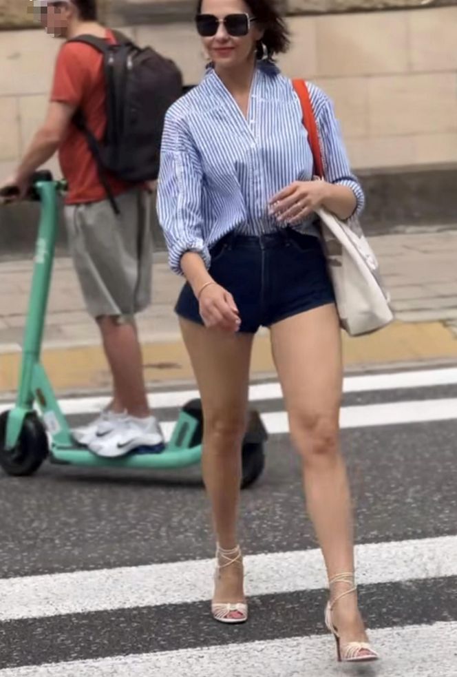 Anna Popek w krótkich szortach paraduje po mieście.