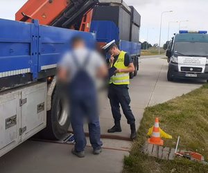 Inspektorom coś śmierdziało. Ciężarówka z szambem nie spełniała norm