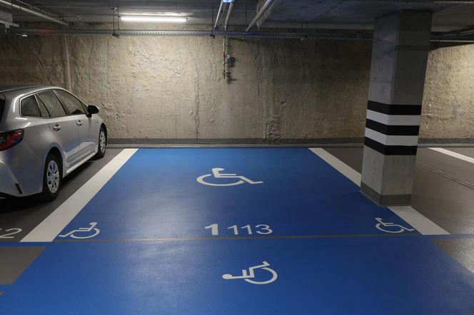 Byliśmy w podziemnym parkingu w Warszawie. Ładowarki dla elektryków, cztery poziomy i 7,5 zł za godzinę