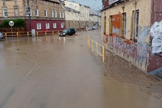 Niebezpieczna pogoda nad Polską. Zerwane dachy i samochody pływające po ulicach [FOTO]