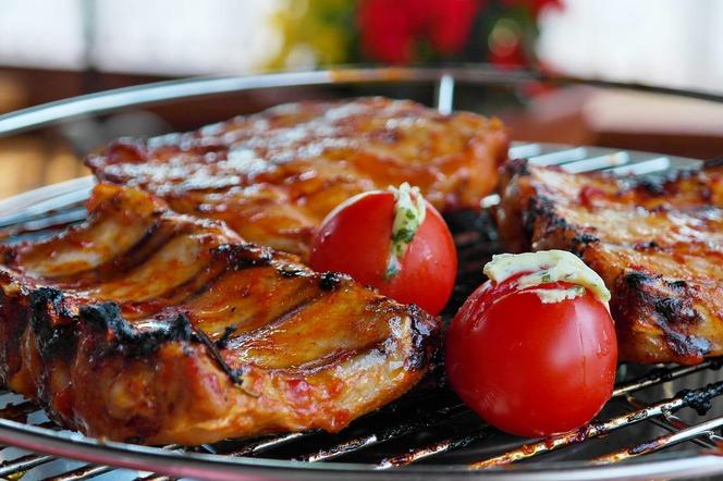 Polacy przed majówką mogą w sklepach przeżyć lekki szok. W tym roku grillowanie tanie nie będzie