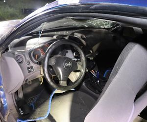 Próbował zapalić papierosa za kierownicą. Auto wylądowało w rowie