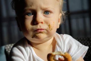 Dziecko nie chce próbować nowego jedzenia? Ta metoda jest o 60% skuteczniejsza niż namawianie
