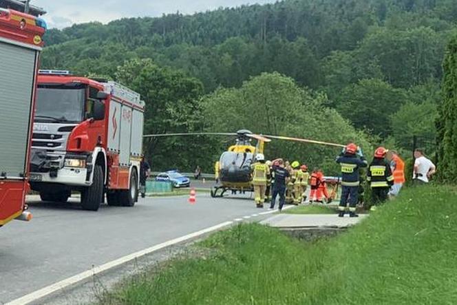 Makabryczny wypadek pod Brzeskiem. 29-letni motocyklista wbił się pod volkswagena. Nie żyje [ZDJĘCIA]