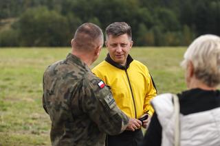 Michał Dworczyk podczas skoku ze spadochronem w Boguszynie