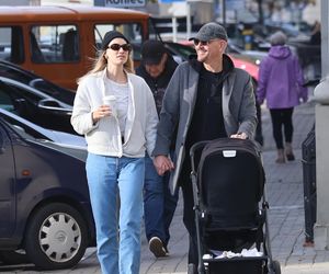 Krzysztof Ibisz z rodziną na spacerze